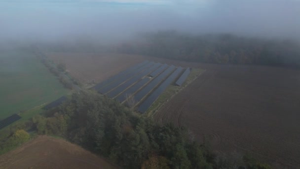 Modern Naperőmű Fotovoltaikus Panelek Zöld Energia Villamosenergia Termelés Erőmű Európai — Stock videók