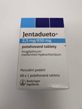 Prag, Çek Cumhuriyeti - 10 Temmuz 2024: BOEHRINGER INGELHEIM tarafından kullanılan LINAGLIPTIN ve METFORMIN aktif maddeleriyle birlikte JENTADUETO ilaç kutusu