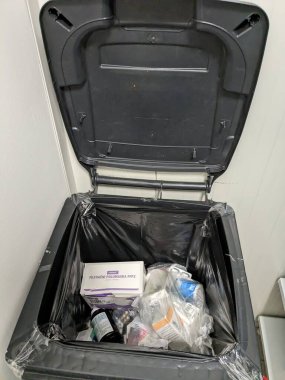 Prag, Çek Cumhuriyeti 23 Mayıs 2023: Uyuşturucuyla israf edilen paketler bazen eczaneye özel çöp kutusuna atılıyor. Kullanılmayan ilaçlar sağlık sistemlerinden büyük paralara mal oluyor