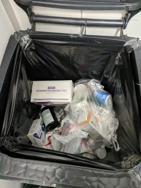 Prag, Çek Cumhuriyeti 23 Mayıs 2023: Uyuşturucuyla israf edilen paketler bazen eczaneye özel çöp kutusuna atılıyor. Kullanılmayan ilaçlar sağlık sistemlerinden büyük paralara mal oluyor