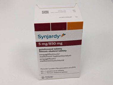 Prag, Çek Cumhuriyeti-27 Ağustos 2024: SYNJARDY kutu dolusu EMPAGLIFLOZIN aktif maddesi BOEHRINGER INGELHEIM tarafından kullanılan, tip 2 diyabet tedavisi, kalp yetmezliği