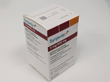 Prag, Çek Cumhuriyeti-27 Ağustos 2024: SYNJARDY kutu dolusu EMPAGLIFLOZIN aktif maddesi BOEHRINGER INGELHEIM tarafından kullanılan, tip 2 diyabet tedavisi, kalp yetmezliği