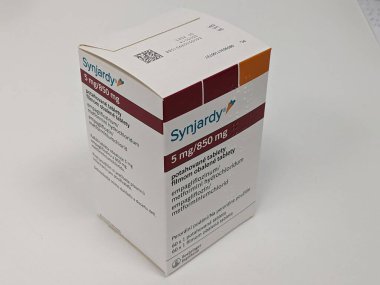 Prag, Çek Cumhuriyeti-27 Ağustos 2024: SYNJARDY kutu dolusu EMPAGLIFLOZIN aktif maddesi BOEHRINGER INGELHEIM tarafından kullanılan, tip 2 diyabet tedavisi, kalp yetmezliği