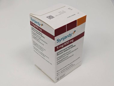 Prag, Çek Cumhuriyeti-27 Ağustos 2024: SYNJARDY kutu dolusu EMPAGLIFLOZIN aktif maddesi BOEHRINGER INGELHEIM tarafından kullanılan, tip 2 diyabet tedavisi, kalp yetmezliği