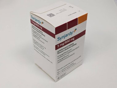 Prag, Çek Cumhuriyeti-27 Ağustos 2024: SYNJARDY kutu dolusu EMPAGLIFLOZIN aktif maddesi BOEHRINGER INGELHEIM tarafından kullanılan, tip 2 diyabet tedavisi, kalp yetmezliği
