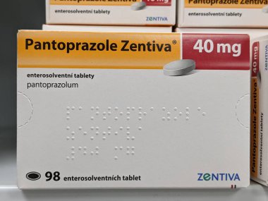 Prag, Çek Cumhuriyeti - 10 Temmuz 2024: PANTOPRAZOLE ZENTIVA tarafından kullanılan ve gastroözofageal reflü ve peptik ülserlerin tedavisinde kullanılan PANTOPRAZOLE ile dolu ilaç kutusu.