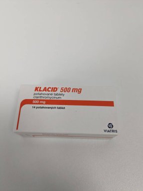 Prag, Çek Cumhuriyeti 23 Mayıs 2023: Eczane - Klacid antibiyotik ilacı yumuşak odaklı arka planda bir masanın üzerinde duran bir kutuda ilaç şeklinde bulunuyor. Clarithromycin