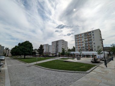 Havlickuv Brod, Çek Cumhuriyeti - 11 Temmuz 2022: Çek Cumhuriyeti 'nin Vysocina bölgesinde modern park bahçesi ve çeşmeleri olan tarihi eski Havlickuv Brod kasabası