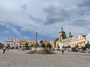 Havlickuv Brod, Çek Cumhuriyeti - 11 Temmuz 2022: Çek Cumhuriyeti 'nin Vysocina bölgesinde çeşmeli tarihi Havlickuv Brod şehir meydanı