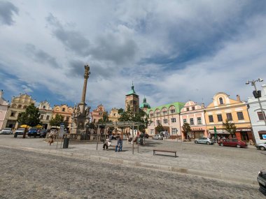 Havlickuv Brod, Çek Cumhuriyeti - 11 Temmuz 2022: Çek Cumhuriyeti 'nin Vysocina bölgesinde çeşmeli tarihi Havlickuv Brod şehir meydanı