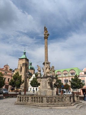 Havlickuv Brod, Çek Cumhuriyeti - 11 Temmuz 2022: Çek Cumhuriyeti 'nin Vysocina bölgesinde çeşmeli tarihi Havlickuv Brod şehir meydanı