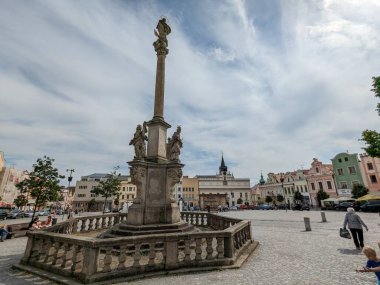 Havlickuv Brod, Çek Cumhuriyeti - 11 Temmuz 2022: Çek Cumhuriyeti 'nin Vysocina bölgesinde çeşmeli tarihi Havlickuv Brod şehir meydanı