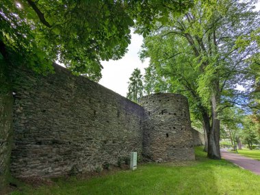 Havlickuv Brod, Çek Cumhuriyeti - 11 Temmuz 2022: Çek Cumhuriyeti 'nin Vysocina bölgesindeki parkı çevreleyen eski Havlickuv Brod kasabasının tarihi tahkimatları