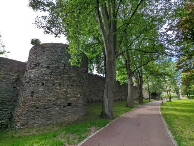 Havlickuv Brod, Çek Cumhuriyeti - 11 Temmuz 2022: Çek Cumhuriyeti 'nin Vysocina bölgesindeki parkı çevreleyen eski Havlickuv Brod kasabasının tarihi tahkimatları