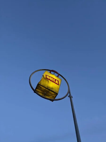 2023年6月24日 奥地利科斯森 比拉购物中心标志全景 生锈的老标志 — 图库照片