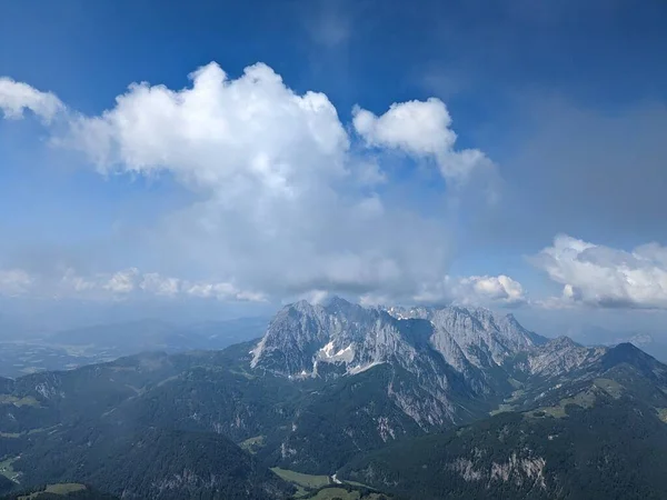 德国和奥地利边境的奥地利阿尔卑斯山的空中全景景观 从一个滑翔伞的侧翼看 是高山地区美丽的自然景观 — 图库照片
