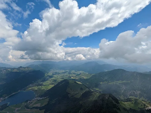 공중에서 바라본 알프스와 오스트리아 국경의 파랑가는 날개와 아름다운 지역의 아름다운 — 스톡 사진