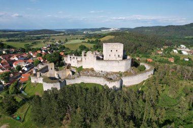 Rabi tarihi ortaçağ kalesi, Çek Cumhuriyeti, Avrupa hava manzarası manzarası