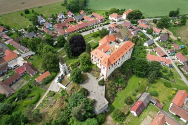 Pelhrimov kasabasına yakın Vysocina bölgesindeki Kamen şatosu ve çevresindeki köy, hava manzarası, Çek Cumhuriyeti, Avrupa