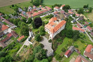 Pelhrimov kasabasına yakın Vysocina bölgesindeki Kamen şatosu ve çevresindeki köy, hava manzarası, Çek Cumhuriyeti, Avrupa