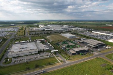 Kolin, Çek Cumhuriyeti-12 Haziran 2023: Ovcary 'de TPCA Sanayi Bölgesi (Toyota Peugeot Citron Automobile), büyük otomobil fabrikası fabrikası fabrikası Avrupa' da araba imalatı manzarası