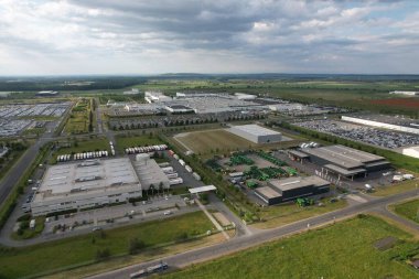 Kolin, Çek Cumhuriyeti-12 Haziran 2023: Ovcary 'de TPCA Sanayi Bölgesi (Toyota Peugeot Citron Automobile), büyük otomobil fabrikası fabrikası fabrikası Avrupa' da araba imalatı manzarası