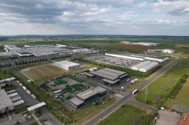 Kolin, Çek Cumhuriyeti-12 Haziran 2023: Ovcary 'de TPCA Sanayi Bölgesi (Toyota Peugeot Citron Automobile), büyük otomobil fabrikası fabrikası fabrikası Avrupa' da araba imalatı manzarası