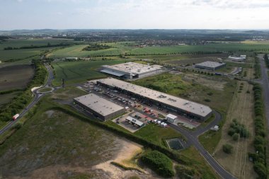 Kolin, Çek Cumhuriyeti-12 Haziran 2023: Ovcary 'de TPCA Sanayi Bölgesi (Toyota Peugeot Citron Automobile), büyük otomobil fabrikası fabrikası fabrikası Avrupa' da araba imalatı manzarası