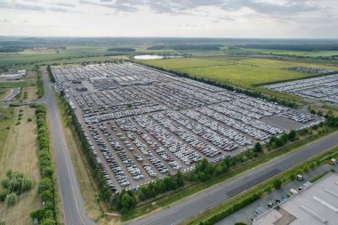 Kolin, Çek Cumhuriyeti-12 Haziran 2023: Ovcary 'de TPCA Sanayi Bölgesi (Toyota Peugeot Citron Automobile), büyük otomobil fabrikası fabrikası fabrikası Avrupa' da araba imalatı manzarası