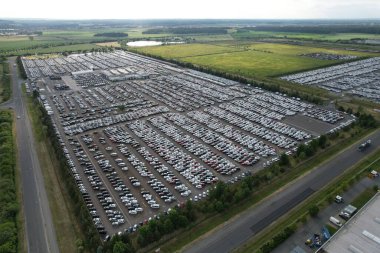 Kolin, Çek Cumhuriyeti-12 Haziran 2023: Ovcary 'de TPCA Sanayi Bölgesi (Toyota Peugeot Citron Automobile), büyük otomobil fabrikası fabrikası fabrikası Avrupa' da araba imalatı manzarası