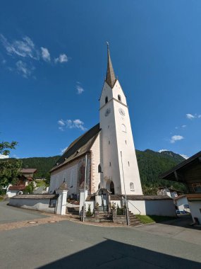 Kaiserwinkel, Avusturya-Haziran 26 2023: Avustralya Alplerinde manzaralı, geleneksel yerel mimaride gizlenmiş tarihi köy