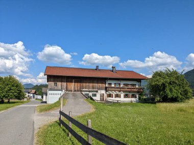 Kossen, Avusturya-12 Haziran 2023: Avusturya 'nın manzaralı dağlarında geleneksel yerel stil evi, tarım