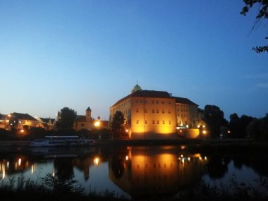 Podebrady tarihi şehir ve Labe nehri kalesi, Chateau Podebrady (Zmek Podbrady) Çek Cumhuriyeti, tarihi şehir merkezinin kare ve heykelleriyle manzara manzarası