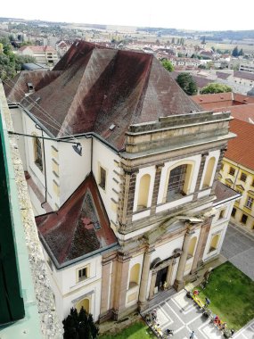 Jicin, Çek Cumhuriyeti - 24 Temmuz 2022: Jicin ve tarihi kent merkezi binaları, eski kasaba meydanı ve kilise