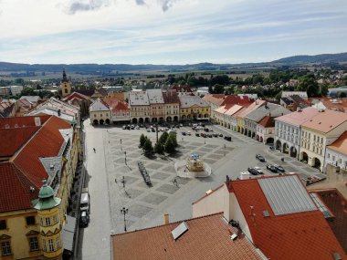 Jicin, Çek Cumhuriyeti - 24 Temmuz 2022: Jicin ve tarihi kent merkezi binaları, eski kasaba meydanı ve kilise