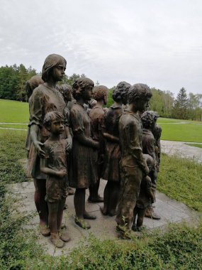 Lidice, Çek Cumhuriyeti, 5 Ekim 2022. Seçkin akademik heykeltıraş Marie Uchytilova 'nın eseri. 2. Dünya Savaşı 'ndaki insani yıkımdan etkilenen çocukların 88 çalışması..