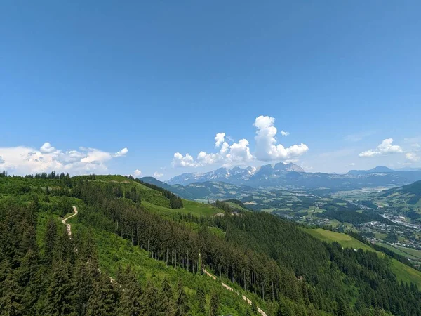 Tirol的Kirchdorf Kirchdorf Unterberghorn全景景观从奥地利阿尔卑斯山Kossen镇上方的山上俯瞰 — 图库照片