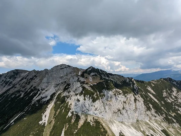 德国和奥地利边境的奥地利阿尔卑斯山的空中全景景观 从一个滑翔伞的侧翼看 是高山地区美丽的自然景观 — 图库照片