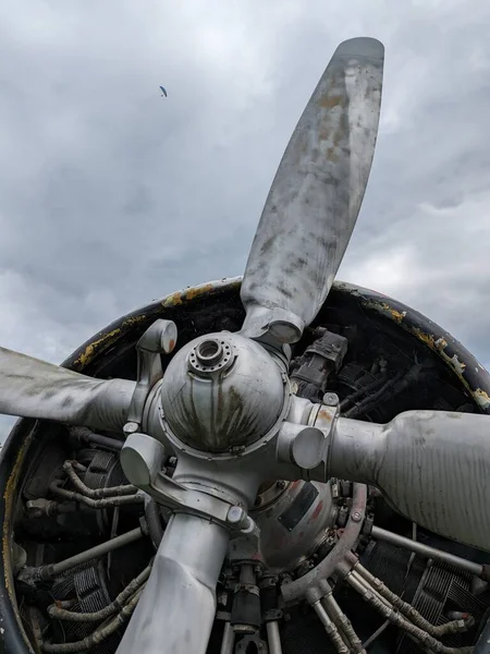 安东诺夫安 Antonov 是苏联批量生产的单引擎双翼通用飞机或农用飞机螺旋桨飞机的详细资料 — 图库照片