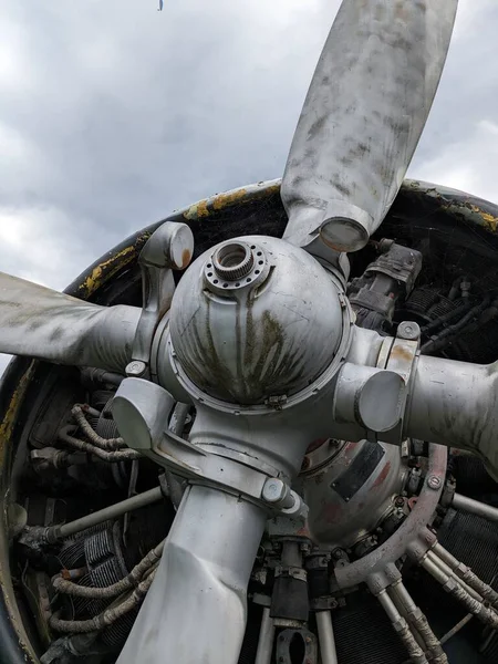 安东诺夫安 Antonov 是苏联批量生产的单引擎双翼通用飞机或农用飞机螺旋桨飞机的详细资料 — 图库照片