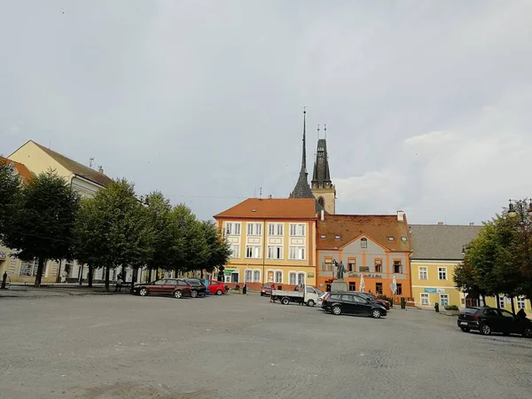 ロイニ チェコ共和国 7月2023 歴史的な旧市街ロイニチェチェコ共和国パノラマ教会と古い家屋と要塞 古い町の広場と通りを眺める — ストック写真
