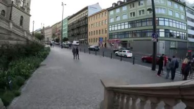 Prag, Çek Cumhuriyeti-8 Nisan 2025: Çek başkentinde hareket ve kentsel gece hayatını gösteren TimeLAPSE fotoğraf tekniği kullanılarak çekilen arabalardan alınan ışık trafikli PRAGUE gece manzarası