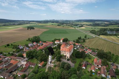 Pelhrimov kasabasına yakın Vysocina bölgesindeki Kamen şatosu ve çevresindeki köy, hava manzarası, Çek Cumhuriyeti, Avrupa