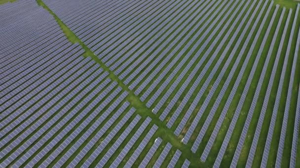 Modern Güneş Enerjisi Santrali Fotovoltaik Paneller Yeşil Enerji Üretimi Yeni — Stok video
