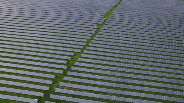 Современная Солнечная Электростанция Фотоэлектрические Панели Зеленой Энергии Производства Электроэнергии Новая — стоковое видео