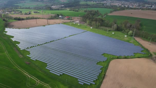 现代太阳能发电厂 光电面板绿色能源生产 新发电厂 2022年欧洲能源危机 绿色交易 捷克共和国 欧洲联盟 空中全景景观 — 图库视频影像