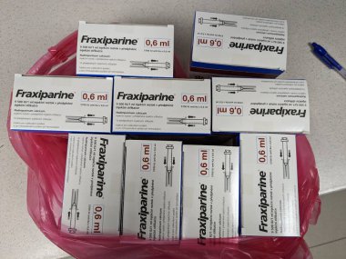 Prag, Çek Cumhuriyeti - 4 Nisan 2024: Nadroparin kalsiyum aktif maddeyle birlikte ilaç kutusu, antikoagülan tedavisi