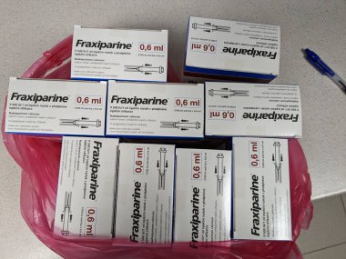 Prag, Çek Cumhuriyeti - 4 Nisan 2024: Nadroparin kalsiyum aktif maddeyle birlikte ilaç kutusu, antikoagülan tedavisi