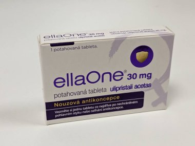 Prag, Çek Cumhuriyeti - 10 Temmuz 2024: HRA PHARMA tarafından ULIPRISTAL ACETATE aktif madde ile ELLAONE ilaç kutusu, acil doğum kontrolü ve hamilelik önleme için kullanılır.