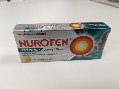 Prag, Çek Cumhuriyeti - 10 Temmuz 2024: Nurofen Durduran ilaç kutusu ibuprofen ve Reckitt Benckiser tarafından aktif maddeler, soğuk algınlığı, grip ve sinüs tıkanıklığı tedavisinde kullanılır..